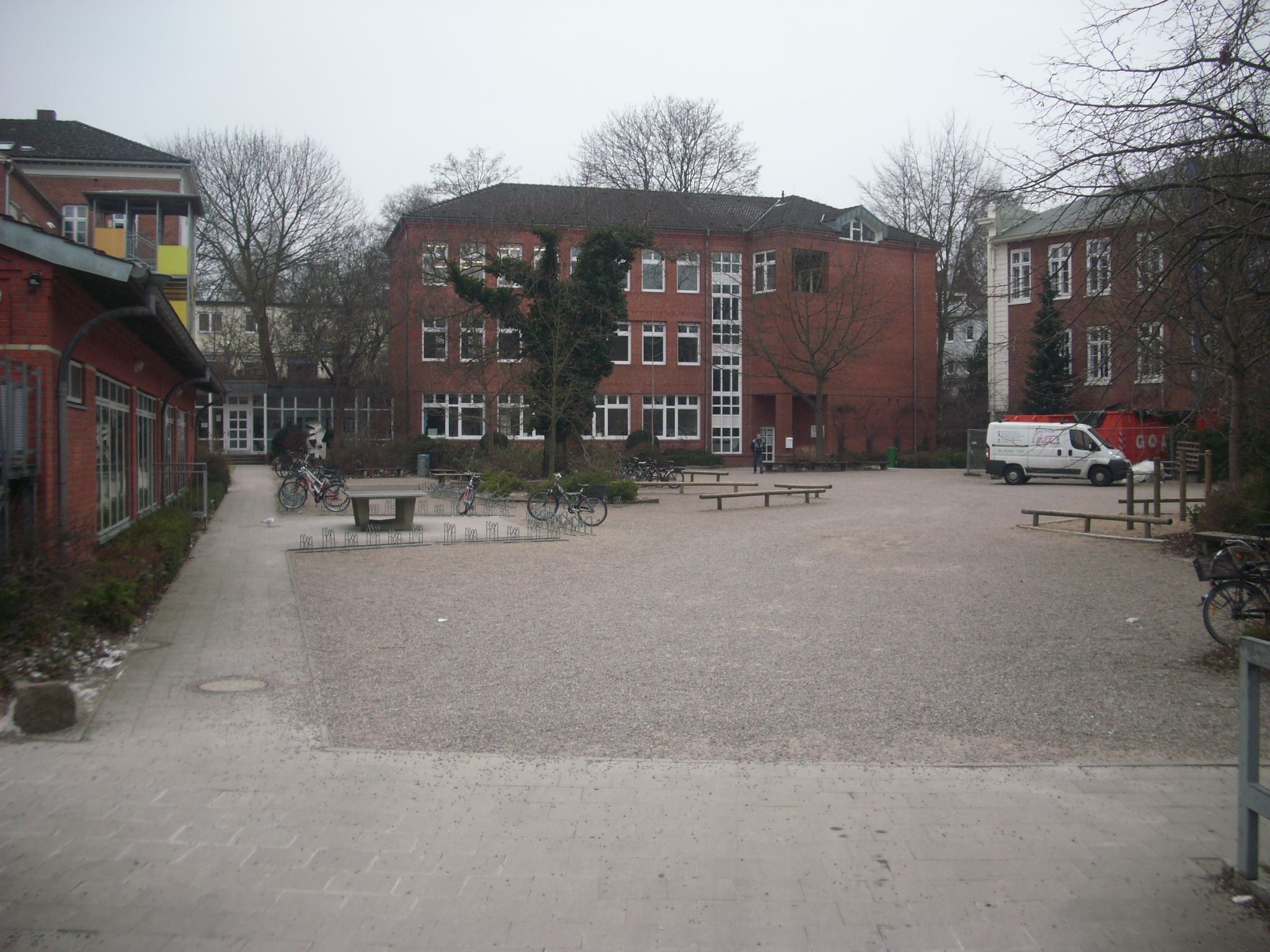 Eingang immer über den Schulhof